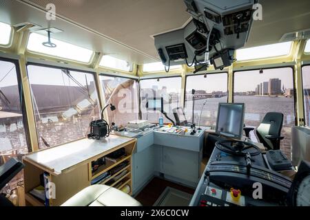 Anvers, Belgique. 14 mai 2024. La salle de contrôle photographiée lors du lancement officiel de Methatug, le premier remorqueur au monde fonctionnant au méthanol, mardi 14 mai 2024, à Anvers. Le port d’Anvers-Bruges vise la neutralité climatique d’ici 2050. Faire fonctionner les navires avec des carburants alternatifs est une mesure importante pour réduire les émissions de CO2. BELGA PHOTO JASPER JACOBS crédit : Belga News Agency/Alamy Live News Banque D'Images