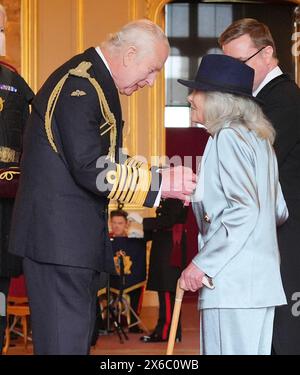 Dame Jilly Cooper, de Stroud, auteur, est nommé Dame Commandeur de l'Empire britannique par le roi Charles III au château de Windsor. Cet honneur reconnaît les services rendus à la littérature et à la charité. Date de la photo : mardi 14 mai 2024. Banque D'Images