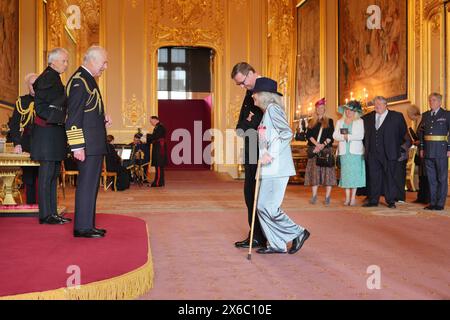 Dame Jilly Cooper, de Stroud, auteur, est nommé Dame Commandeur de l'Empire britannique par le roi Charles III au château de Windsor. Cet honneur reconnaît les services rendus à la littérature et à la charité. Date de la photo : mardi 14 mai 2024. Banque D'Images