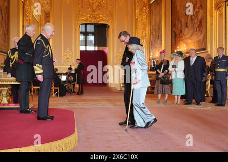 Dame Jilly Cooper, de Stroud, auteur, est nommé Dame Commandeur de l'Empire britannique par le roi Charles III au château de Windsor. Cet honneur reconnaît les services rendus à la littérature et à la charité. Date de la photo : mardi 14 mai 2024. Banque D'Images