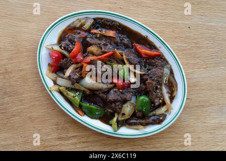 Cuisine chinoise : boeuf en sauce aux haricots noirs avec oignon et poivron rouge et vert Banque D'Images