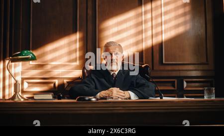 Cour de justice cinématographique et procès de justice : Portrait d'un juge impartial écoutant l'affaire plaidée. Décision impartiale après audition des arguments. Délibération sur verdict coupable, non coupable. Banque D'Images