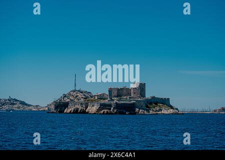 Forteresse historique de l'île dans les eaux bleues près de Marseille. Banque D'Images