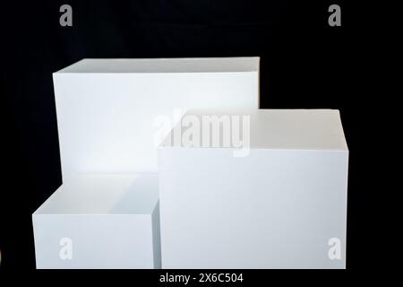 Fond noir de photographie de produit. Socle pour maquettes de produit cosmétique et d'emballage. Banque D'Images