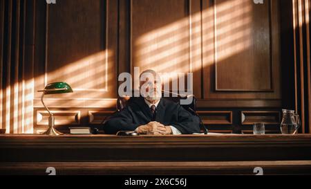 Cour de justice cinématographique et procès de justice : Portrait d'un juge impartial écoutant l'affaire plaidée. Décision impartiale après audition des arguments. Délibération sur verdict coupable, non coupable. Banque D'Images