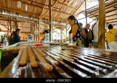 Production de bonbons cocos dans le delta du Mékong à Cai rang au Vietnam, Banque D'Images