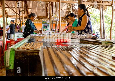 Production de bonbons cocos dans le delta du Mékong à Cai rang au Vietnam, Banque D'Images