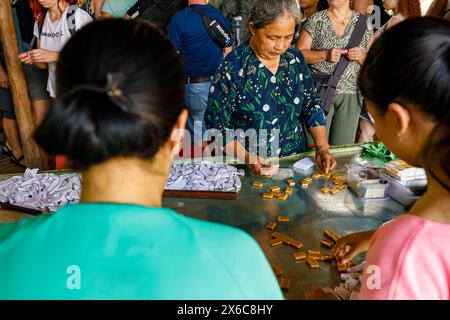 Production de bonbons cocos dans le delta du Mékong à Cai rang au Vietnam, Banque D'Images