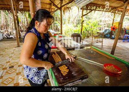 Production de bonbons cocos dans le delta du Mékong à Cai rang au Vietnam, Banque D'Images