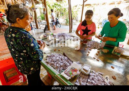 Production de bonbons cocos dans le delta du Mékong à Cai rang au Vietnam, Banque D'Images