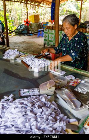 Production de bonbons cocos dans le delta du Mékong à Cai rang au Vietnam, Banque D'Images