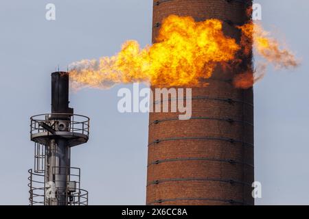 Gand, Belgique. 14 mai 2024. Un torchage de cheminée et une cheminée d’usine photographiés lors d’une visite d’entreprise organisée dans le cadre de l’accord de coopération entre ArcelorMittal Belgium et Orange Belgium pour utiliser la 5G comme solution de connectivité innovante et facilitatrice dans la production d’acier, à l’usine de production d’ArcelorMittal Gent, à Desteldonk, Gand, mardi 14 mai 2024. BELGA PHOTO NICOLAS MAETERLINCK crédit : Belga News Agency/Alamy Live News Banque D'Images