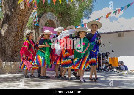 Jujuy, Argentine - 25 janvier 2024 : Fête à Humahuaca avec des garçons et des filles dansant en vêtements traditionnels. Banque D'Images