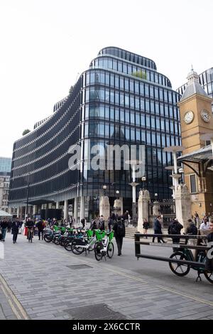 Lime Bikes outside100 développement Liverpool Street vue extérieure du bâtiment près de Broadgate à côté de la gare à Londres Angleterre KATHY DEWITT Banque D'Images