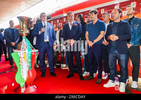 Milan, Italie. 14 mai 2024. Luigi de Siervo ( Lega Serie A ) et Pietro Diamantini ( Trenitalia ) lors de la conférence de presse à Roma Termini avec le trophée Coppa Italia pour la finale entre Atalanta et Juventus- mardi 14 mai 2024. Sport - Soccer . (Photo de Spada/LaPresse) crédit : LaPresse/Alamy Live News Banque D'Images