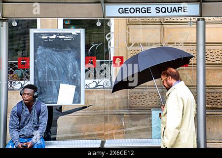 Glasgow, Écosse, Royaume-Uni. 14 mai 2024 : Météo britannique : ensoleillé et humide comme il pleuvait et brillait pour les habitants et les touristes dans le centre de la ville comme les températures montent aux niveaux estivaux. Crédit Gerard Ferry/Alamy Live News Banque D'Images