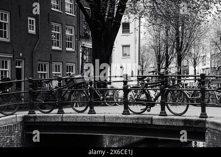 Bicyclettes reposant de manière directionnelle contre une rambarde en fer de chaque côté du pont. Banque D'Images