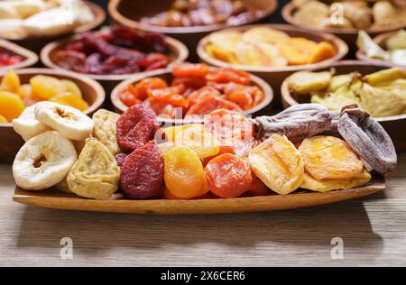 assiette de divers fruits secs sur table en bois Banque D'Images