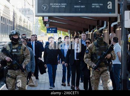 Kiev, Ukraine. 14 mai 2024. U. S Secrétaire d'Etat Tony Blinken, au centre, entouré par les forces de sécurité marche à travers la gare après son arrivée lors d'une visite surprise à la gare de Kiev-Pasazhyrskyi, le 14 mai 2024, à Kiev, Ukraine. Crédit : Chuck Kennedy/US State Department photo/Alamy Live News Banque D'Images