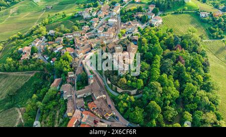 Ancien château dans la ville de Cigognola, une vue sur la ville d'une hauteur. Drone photo Banque D'Images