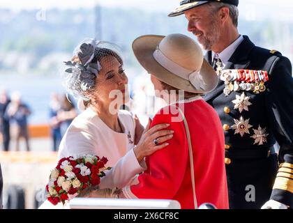 Oslo 20240514.la reine Marie reçoit des fleurs de la reine Sonja lorsque le roi Frederik et la reine Marie du Danemark sont venus en visite officielle en Norvège le couple royal danois est arrivé à Oslo sur le navire royal Dannebrog et a été reçu à Honnorbrygga par le roi Harald, la reine Sonja, le prince héritier Haakon et la princesse héritière mette-Marit. Photo : Erik Flaaris Johansen / NTB Banque D'Images
