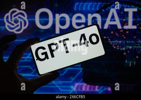 Bruxelles, Belgique. 13 mai 2024. GPT-4o est affiché sur un smartphone avec le logo OpenAI visible en arrière-plan sur cette illustration photo. Prise à Bruxelles, Belgique. Le 13 mai 2024. (Jonathan Raa/Sipa USA) *** strictement à des fins éditoriales *** crédit : Sipa USA/Alamy Live News Banque D'Images
