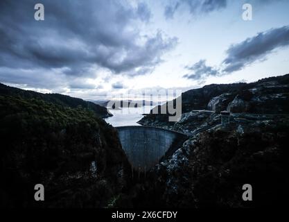 Vue sur le barrage Gordon lors d'une journée d'été fraîche. Il s'agit d'un barrage en voûte en béton à double courbure unique avec un déversoir à travers la rivière Gordon près de Strathgo Banque D'Images