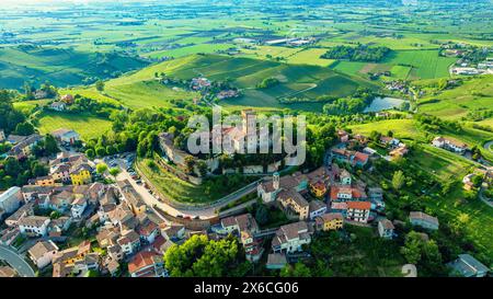 Ancien château dans la ville de Cigognola, une vue sur la ville d'une hauteur. Drone photo Banque D'Images