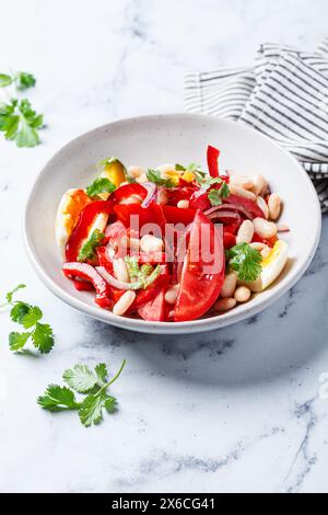 Piyaz - salade turque avec haricots blancs, oeuf, tomates et oignon rouge. Banque D'Images