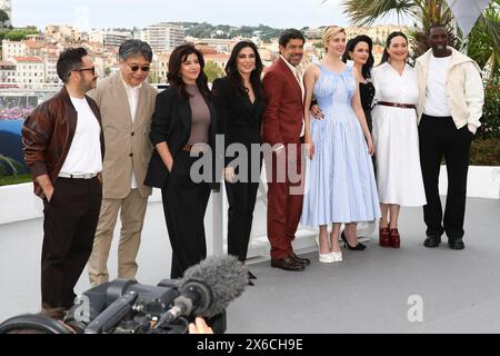 14 mai 2024, Cannes, Cote D'azur, France : (de gauche à droite) JUAN ANTONIO BAYONA, KIROKAZU KORE-EDA, EBRU CEYLAN, NADINE LABAKI, PIERFRANCESCO FAVINO, GRETA GERWIG, EVAN GREEN, LILY GLADSTONE et OMAR SY posent lors de la photo-conférence du jury lors de la 77e édition du Festival de Cannes au Palais des Festivals de Cannes, France (crédit image : © Mickael Chavet/ZUMA Press Wire) USAGE ÉDITORIAL EXCLUSIF ! Non destiné à UN USAGE commercial ! Banque D'Images