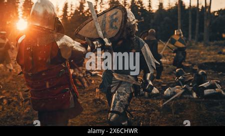 Chevalier médiéval marchant sur le champ de bataille au milieu d'ennemis morts. Dernier survivant Crusader, soldat, guerrier après la bataille. Destruction de guerre, invasion, croisade. Reconstitution historique dramatique et cinématographique Banque D'Images