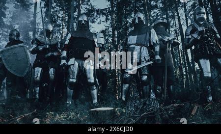 Epic envahissant Armée des soldats médiévaux debout dans Forest embuscade. Guerriers blindés avec des épées, se préparant à attaquer. Guerre, bataille, conquête. Reconstitution historique. Banque D'Images