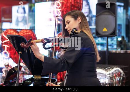 Biélorussie, Minsk - 07 février 2024 : fille mignonne jouant du violon Banque D'Images