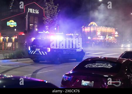 Seattle, États-Unis. 27 avril 2024. La police de Seattle poursuit un véhicule qui tourne en rond au milieu de l'Alaska. Banque D'Images