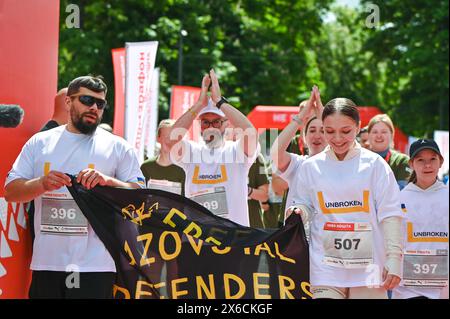 LVIV, UKRAINE - 12 MAI 2024 - Yana Stepanenko (à droite), qui a perdu ses deux jambes dans la frappe de missiles russes sur la gare de Kramatorsk le 8 avril 2022, participe au Don’t Stop! Semi-marathon, Lviv, ouest de l'Ukraine. L’événement caritatif organisé par Nova Poshta a permis de récolter 2 millions d’UAH pour les patients du Centre national de réadaptation ININTERROMPU. Banque D'Images