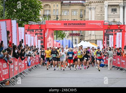 LVIV, UKRAINE - 12 MAI 2024 - les participants courent pendant le Don't Stop! Semi-marathon, Lviv, ouest de l'Ukraine. L’événement caritatif organisé par Nova Poshta a permis de récolter 2 millions d’UAH pour les patients du Centre national de réadaptation ININTERROMPU. Banque D'Images