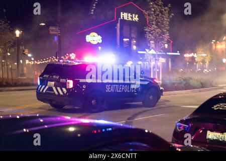 Seattle, États-Unis. 27 avril 2024. La police de Seattle poursuit un véhicule qui tourne en rond au milieu de l'Alaska. Banque D'Images