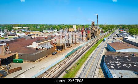 Vue aérienne de l'usine industrielle, du chemin de fer et de la route à Varsovie, Indiana Banque D'Images