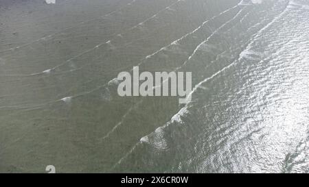 Photographie aérienne du paysage marin des petites vagues de la presqu'île de Saint-Jacut de la mer dans le département des côtes d'Armor dans la région bretonne de Fran Banque D'Images