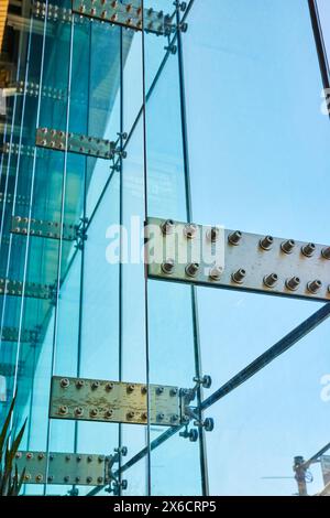 Détail d'architecture en verre moderne avec supports en acier gros plan Banque D'Images