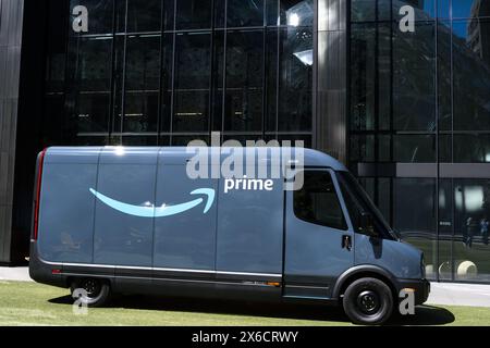 Seattle, États-Unis. 22 avril 2024. Véhicule de livraison Amazon Rivian EV au siège social. Banque D'Images