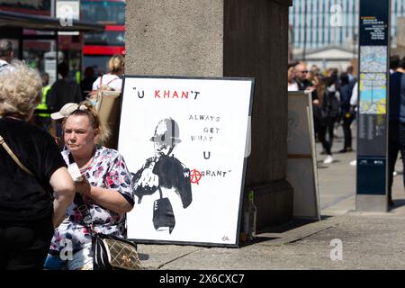 Des banderoles et des pancartes sont visibles alors que les participants se rassemblent pour une démonstration d'expansion anti-ULEZ autour du London Bridge à Londres. Banque D'Images