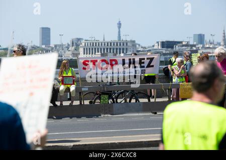 Des banderoles et des pancartes sont visibles alors que les participants se rassemblent pour une démonstration d'expansion anti-ULEZ autour du London Bridge à Londres. Banque D'Images