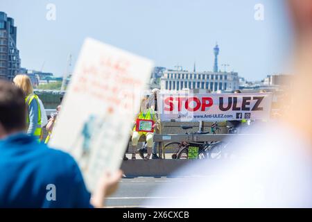 Des banderoles et des pancartes sont visibles alors que les participants se rassemblent pour une démonstration d'expansion anti-ULEZ autour du London Bridge à Londres. Banque D'Images