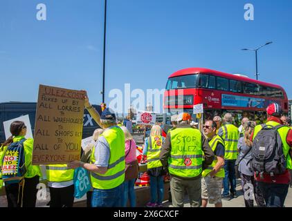 Des banderoles et des pancartes sont visibles alors que les participants se rassemblent pour une démonstration d'expansion anti-ULEZ autour du London Bridge à Londres. Banque D'Images