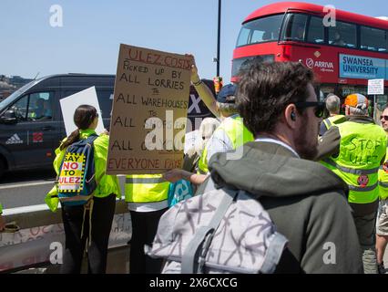 Des banderoles et des pancartes sont visibles alors que les participants se rassemblent pour une démonstration d'expansion anti-ULEZ autour du London Bridge à Londres. Banque D'Images