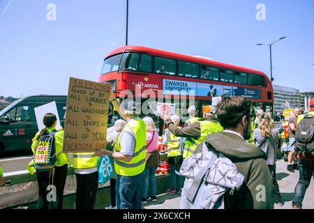 Des banderoles et des pancartes sont visibles alors que les participants se rassemblent pour une démonstration d'expansion anti-ULEZ autour du London Bridge à Londres. Banque D'Images