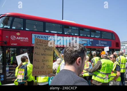 Des banderoles et des pancartes sont visibles alors que les participants se rassemblent pour une démonstration d'expansion anti-ULEZ autour du London Bridge à Londres. Banque D'Images