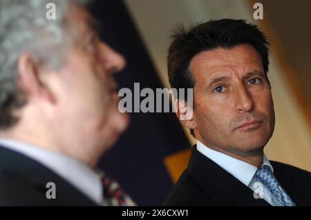 Lord Sebastian Coe, président de l'IAAF, visite le campus Cyncoed de l'UWIC aujourd'hui 28/6/06. Il est photographié avec le premier ministre du pays de Galles Rhodri Morgan AM. Banque D'Images