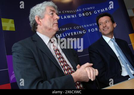 Lord Sebastian Coe, président de l'IAAF, visite le campus Cyncoed de l'UWIC aujourd'hui 28/6/06. Il est photographié avec le premier ministre du pays de Galles Rhodri Morgan AM. Banque D'Images